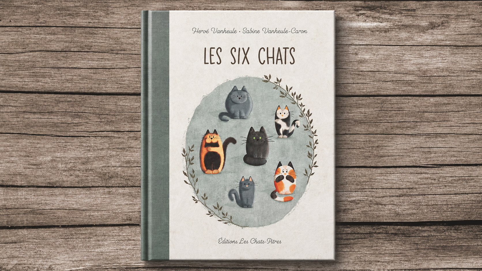 Couverture illustrée – Les six chats Couverture illustrée du livre jeunesse “Les six chats” représentant six chats dans un univers doux et poétique